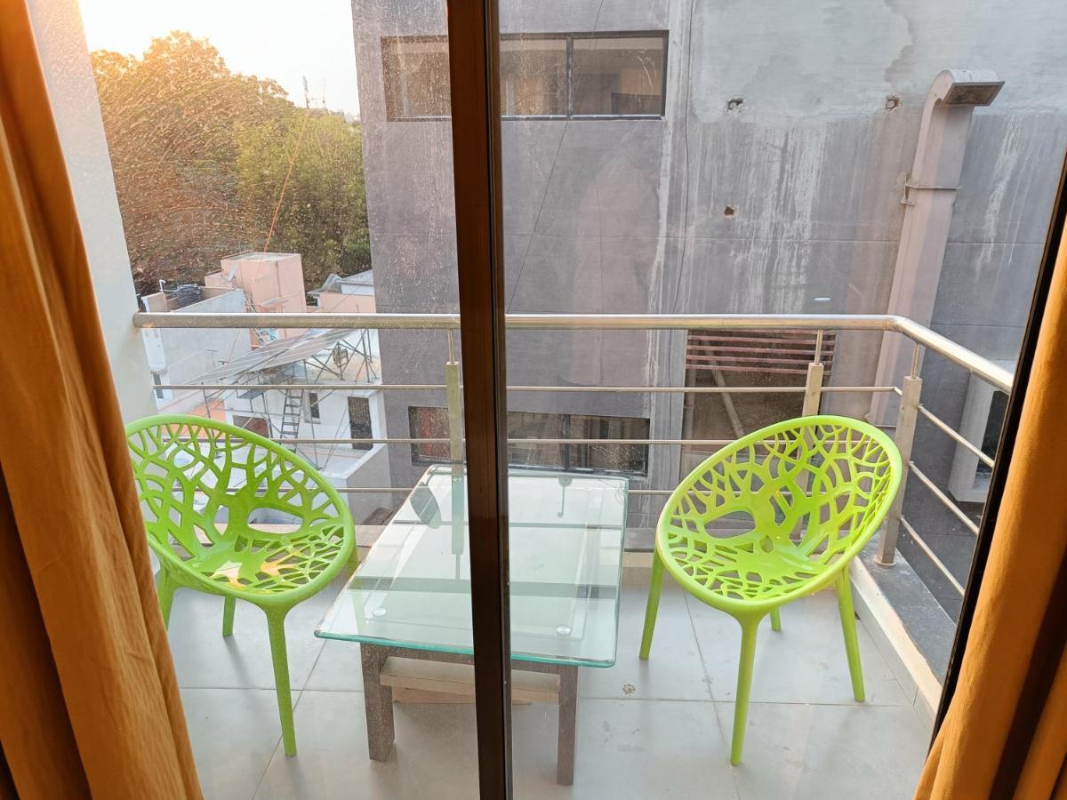 Hotel Lotus Ānand Extérieur photo