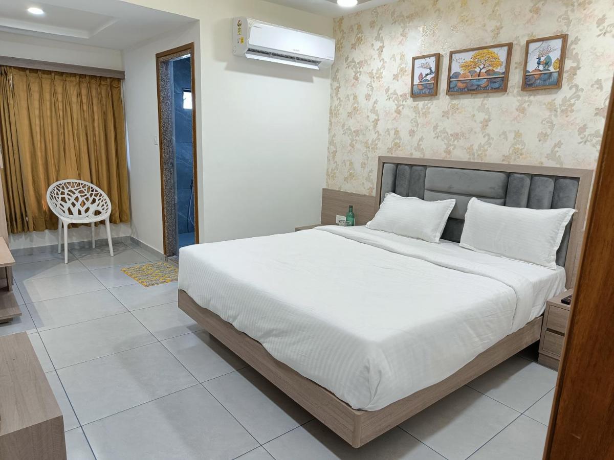 Hotel Lotus Ānand Extérieur photo