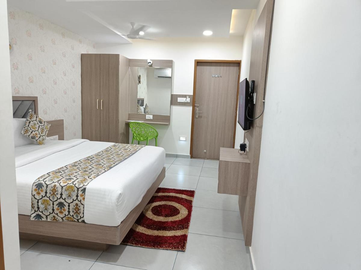 Hotel Lotus Ānand Extérieur photo